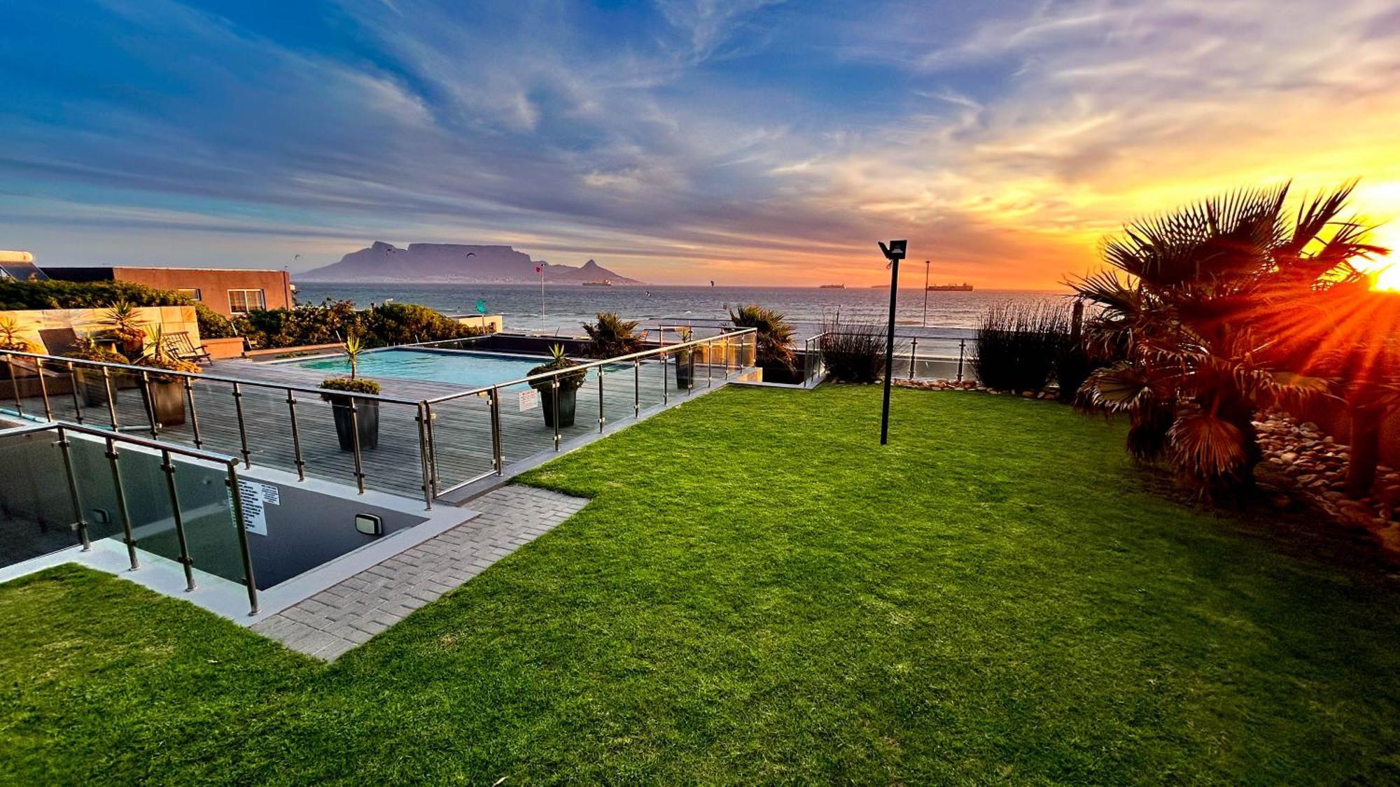Heaven On Earth - Blouberg Beachfront Self-Catering Apartment Блубергстранд Екстериор снимка
